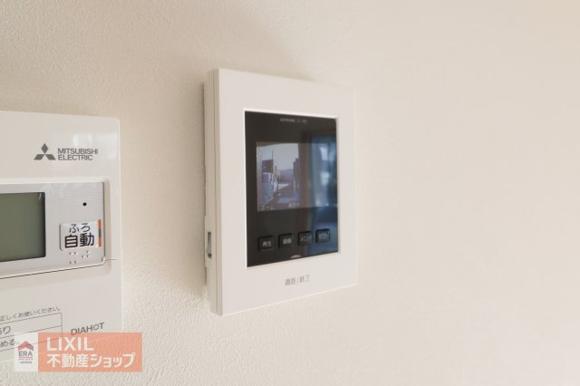 【TVモニター付インターホン】来客の顔が分かるTVモニター付ドアホン。不在時には、カラー録画もしてくれるのでセキュリティも安心です！しっかりと声も聞こえますので2重で安心ですね。