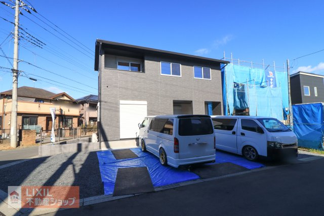 【駐車スペース】舗装されており雨の日も足元が汚れにくくなっています。並列で3台駐車できます。実際にお車の大きさを合わせてみてご確認ください。