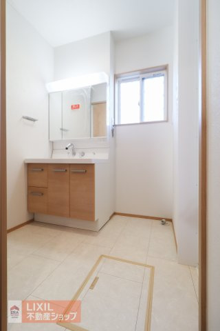 【脱衣所】現地完成写真。洗面脱衣所はゆったりとしたスペースで使いやすく、光取り、換気用の小窓が付いています。