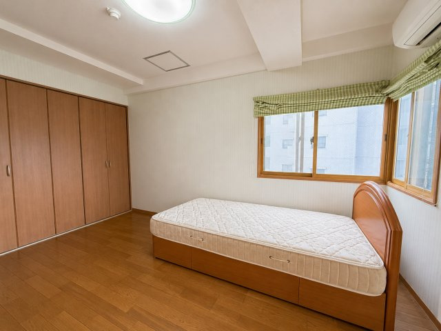 大型収納を備えた洋室で、住空間を有効活用しやすい点が魅力です。収納力が高く、衣類や日用品、趣味用品などもまとめて整理しやすいため、お部屋をすっきり保てます。収納扉付きで生活感を抑えやすくなっています。