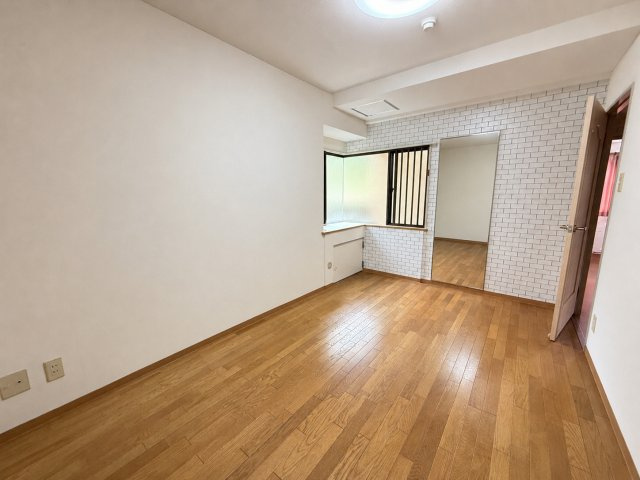 採光・通風ともに良好な洋室です。広さにゆとりがあり、レイアウトの自由度も高いため、寝室や趣味のお部屋としてもおすすめです。窓面が広く、室内に自然光が入りやすいことで、明るく快適な雰囲気です。