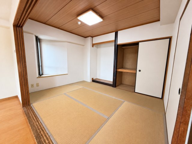 LDKに隣接した和室は、くつろぎスペースや来客用としても活用しやすい便利な空間。畳の温かみが感じられ、落ち着いた雰囲気の中でゆったりと過ごせます。押入収納付きのため、布団や季節物の収納にも便利です。