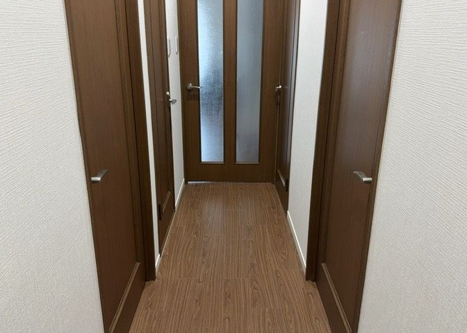 内装はとにかくおしゃれなものがいい！と選ぶ前に、まず住んだ後のことを想像してみましょう。住んでみたらコンセントの位置が悪くて使いにくいなど出てきます。事前にどの家電をどこに置くか想定しておきましょう。