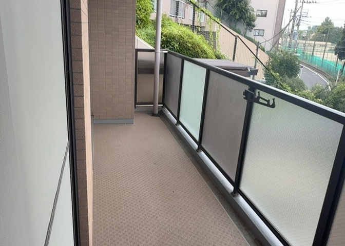 バルコニーは、室外の専用スペースのうち、「屋根がなく開放された空間」であるものを指します。ベランダより広いタイプのものが多く、日当たりもよいため家庭菜園などを楽しみたい人にとって適した環境となります。