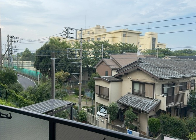 眺望の良さを楽しめるダイニングキッチンで家族団らんの時間を過ごしてはいかがでしょうか。バルコニーから見える景色を家族で眺める時間は、時間が経つのを忘れてしまいそうですね。是非、現地を見に行きましょう！