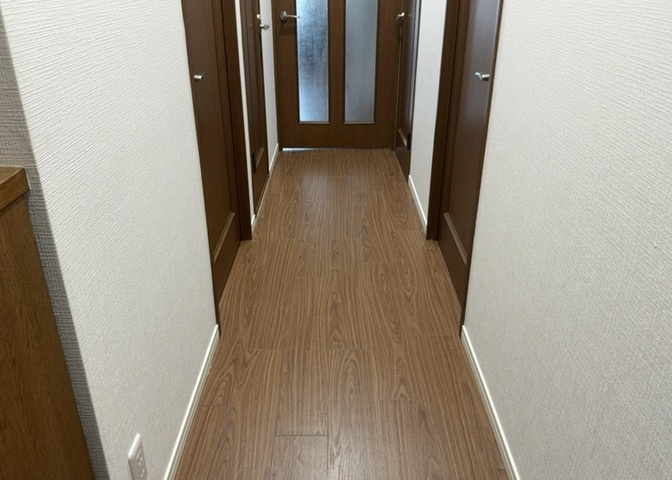 玄関は家の顔でもあり、家族以外の目にも止まる場所です。玄関は外との間を仕切る扉、靴などをしまっておく収納スペース、靴脱ぎのたたきスペース、来客とのやり取りをするドアホンなど複数のアイテムからなります。