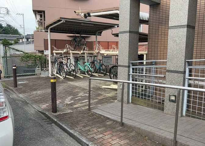 車一台あたりに必要なスペースは、標準サイズの普通自動車で横幅2m50cm、長さ5mは必要になります。ただし、乗降のことも考慮して横幅3m30cm、長さ5m50cmほどは確保できるところを選びましょう。