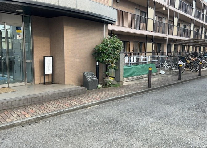 物件によっては、入居者が個人的に使用できる専用庭がついているものもあります。また、住宅の中にある土間の部分を庭と呼ぶこともあります。庭の用途は住む人によって変わり、それによってデザインもさまざまです。
