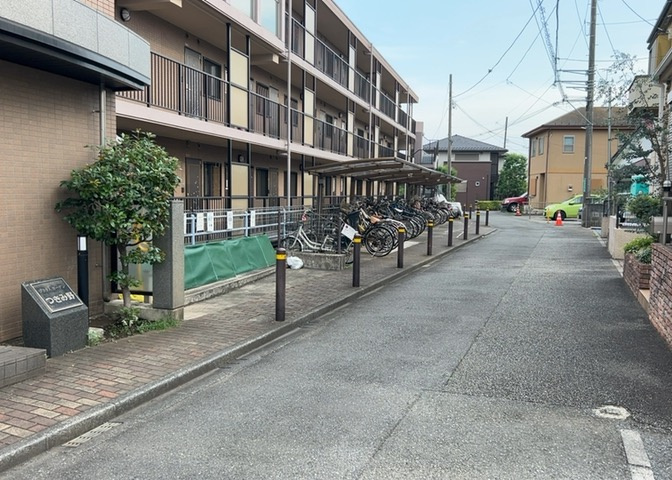 中庭（パティオ）とは、一つの建築物の内部に設けられた、壁などで囲われている庭のことを指します。コの字型、ロの字型が主流ですが、L字型の中庭もあります。最近では、インテリア性の高さからも人気があります。
