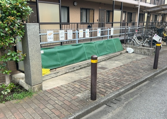 共有部分は、住民なら誰もが使える設備のこと。例えば駐車場やエレベーター、インターネット設備、セキュリティ設備などがあります。他にも、マンションの廊下・外部階段やエントランス・ゴミ置き場などがあります。
