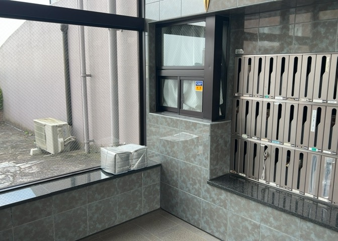受付はマンションコンシェルジュがいる場合もあれば、管理人が滞在する小部屋を総称して呼ぶことがあります。主にエントランスに設置されていることから、防犯面でも期待ができます。防犯設備がない場合はより安心！
