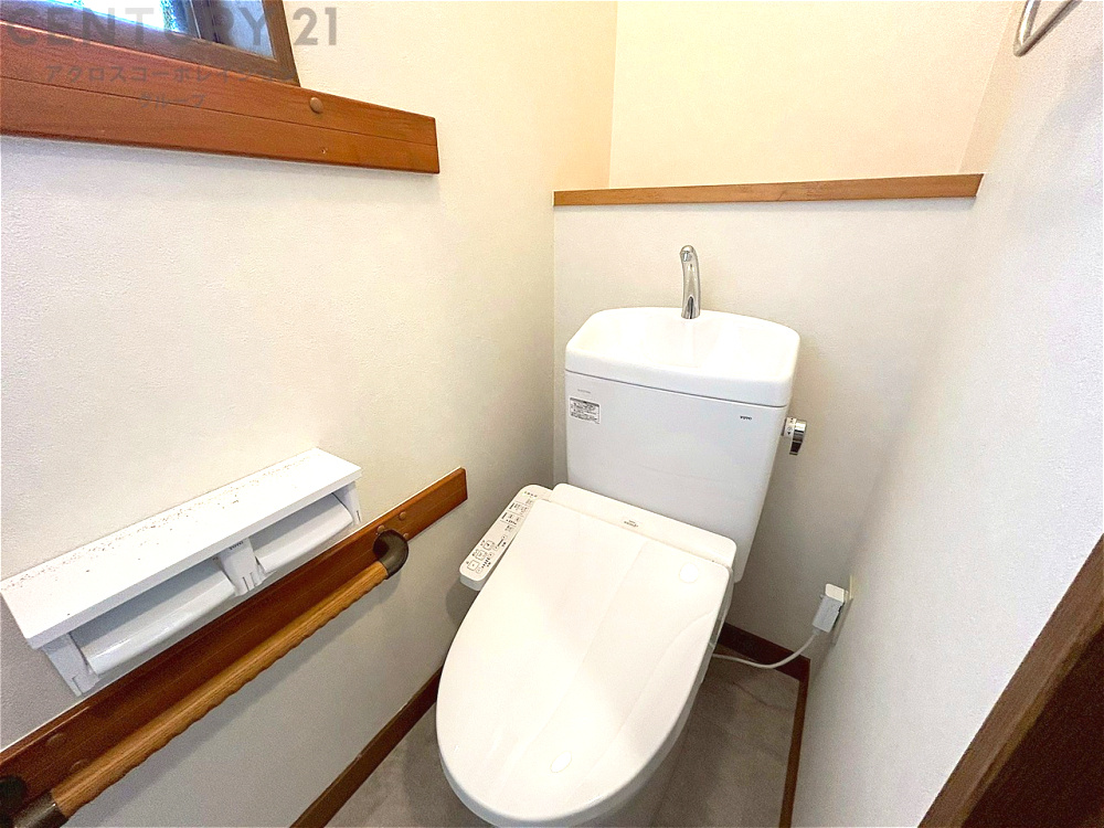 温水洗浄便座付トイレは温水洗浄機能により、暖かい水でおしりを洗浄することができ、冷たい水を使う従来の便座に比べ、温水洗浄機能で暖かいトイレを提供し、快適な使用を可能にします。