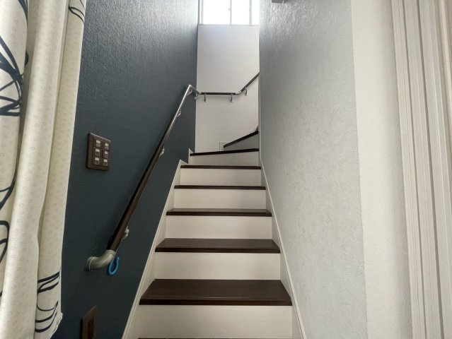 階段には窓があり、自然光がしっかり差し込む明るい空間です。日中は照明いらずで、爽やかな雰囲気の中を気持ちよく上り下りできます。手すりも備わり安心して利用できる、快適さが整った階段スペースです。