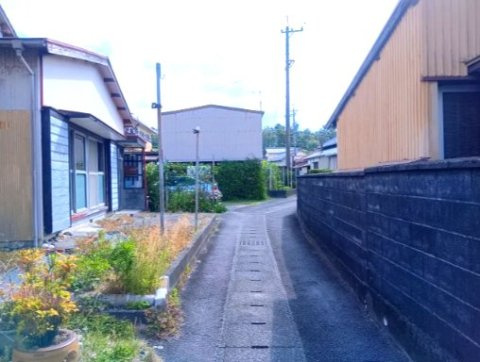 幅員約2.3ｍの前面道路。車通りも比較的少なく、落ち着いた住宅街に位置しています。