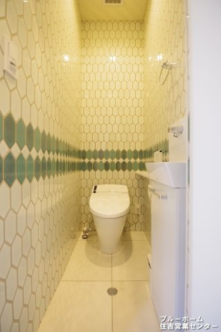 店舗スペースのトイレは、タイルの装飾により、ハイセンスな空間になっています