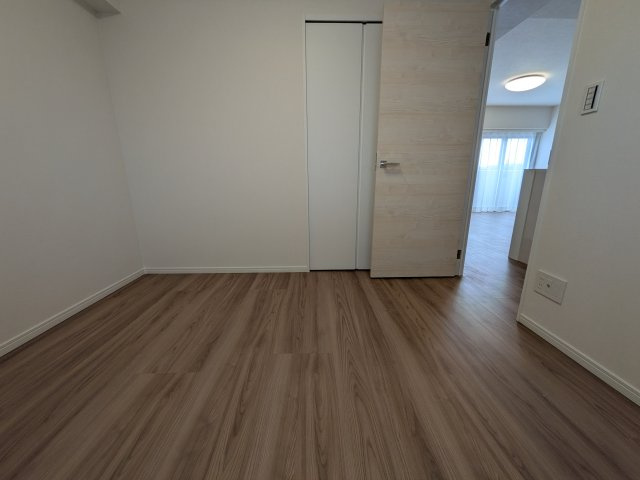 キッチン横にある約5帖の洋室