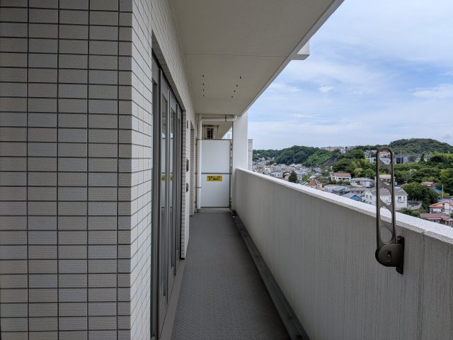 ワイドバルコニーのため、3部屋に面しております。