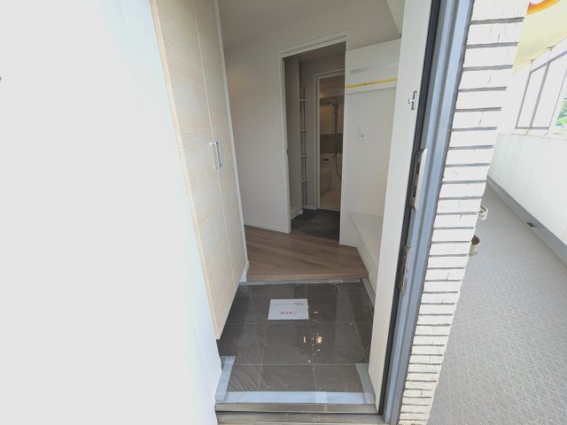 クリーニング済みの玄関です！帰宅後すぐに洗面室へ直行できる清潔な直結動線も魅力です◎