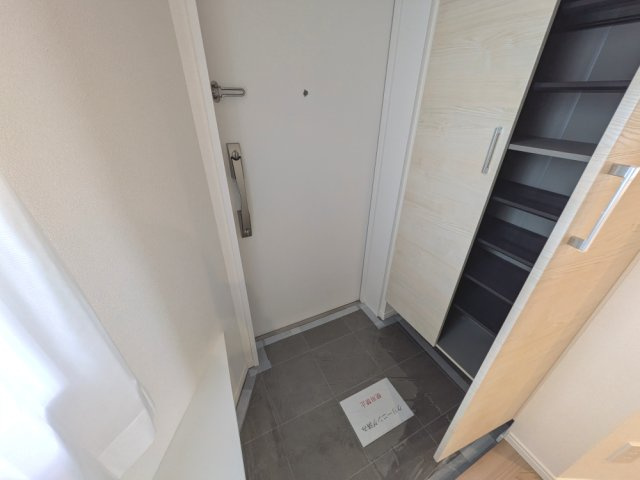 天井高のシューズボックスがございますので、ご家族分の靴を収納できます。