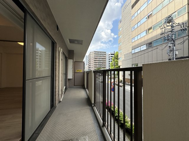横にワイドなバルコニーは風通しも良くお洗濯ものもたくさん干せそうです。