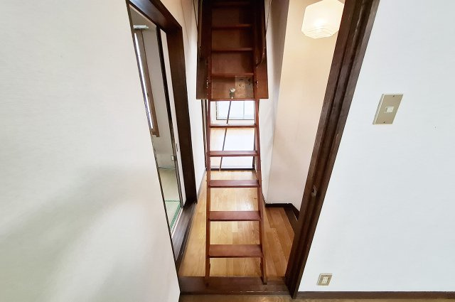 屋根裏収納