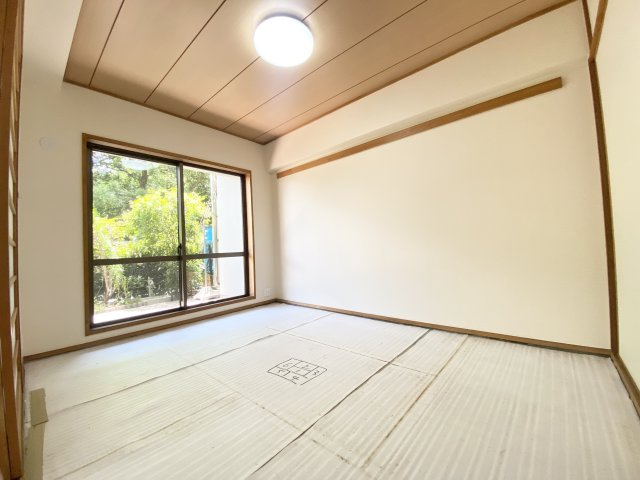 和室畳表交換予定！襖、障子貼替済♪和室からも専用庭の様子が見れるので、ゆっくりとしたひと時を過ごせそうです♪