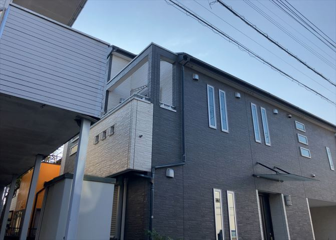床下換気口は、床下に湿気がこもることを防ぎ、効果的に換気を行うために設置されています。床下換気口が設置されていない建物は、基礎パッキング工法などにより換気を行なっています。詳細は現地でご確認ください。