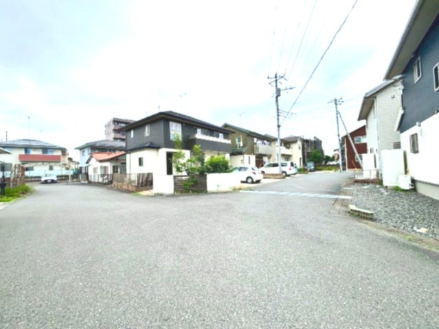 【前面道路/現地写真】前面道路は見通しの良い広い道路です。道の広さも十分確保されており駐車も楽々です。