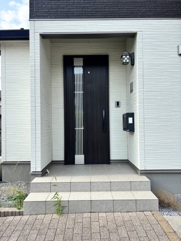 【玄関エントランス/現地写真】ゆったりとした玄関。奥行きのあるポーチで雨の日も余裕をもって開け閉めできて安心です。