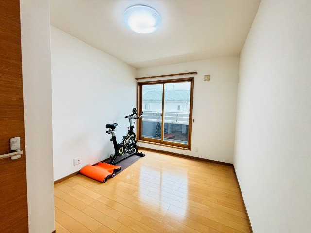 【子供部屋/現地写真】2階洋室は子供部屋などにいかがでしょうか。収納も付いており衣類や学用品もスッキリ片づけられます。