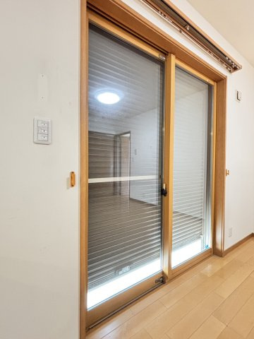 【防犯設/現地写真】リビングのシャッターは電動式で深夜でも静かに開閉できます。