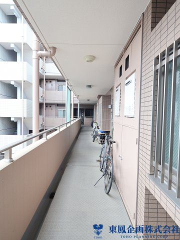 外気が通りやすい開放的な廊下。