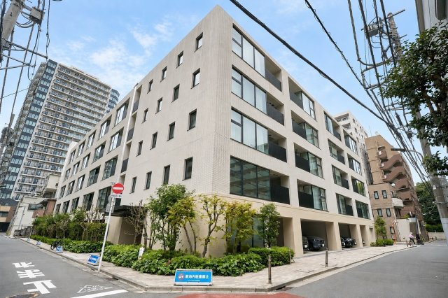 落ち着いた色調と洗練されたデザインが周囲の街並みに調和し、住まう人の誇りを高めます。管理が行き届いた佇まいが、安心感と暮らしの質を物語ります。