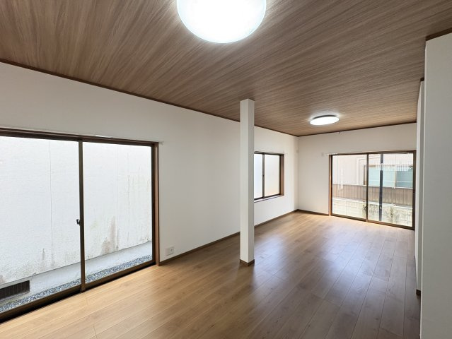 家族みんながゆったりとくつろげる開放感あふれる空間です。生活動線がワンフロアに集中しているので、ご家族が自然と集まる快適な空間を実現可能。明るいリビングで寛ぐ新しい生活をスタートさせてみませんか。