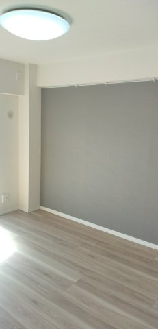 アクセントクロス、室内物干しが設置された洋室、バルコニーに面していて明るいお部屋です