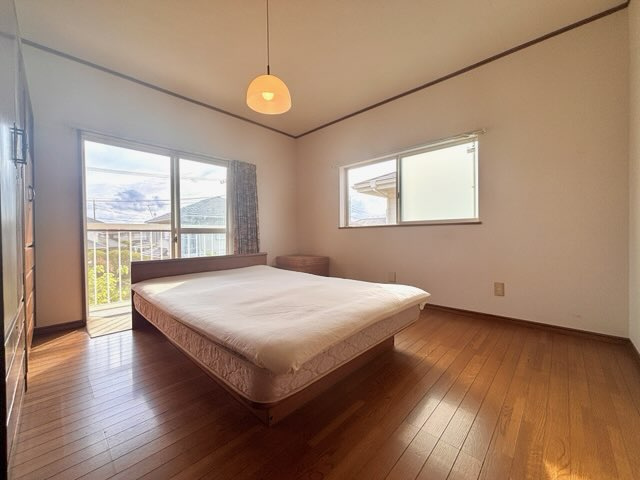 南側に大きな窓のある主寝室