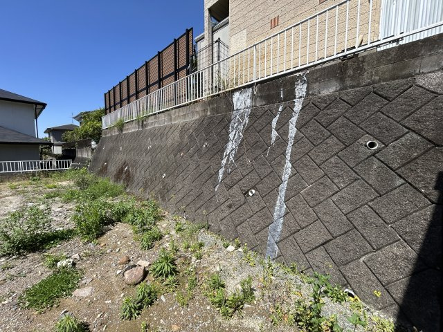 北側の擁壁。垂れた痕跡があるのは、上の方の資材によるものです。樹脂のようで、容易　に剥離・清掃可能です。