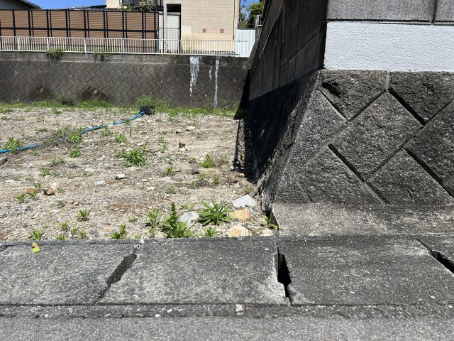 敷地”右手”の境界部分。隣家との距離も程よく、圧迫感のないゆとりある住環境が手に　入ります