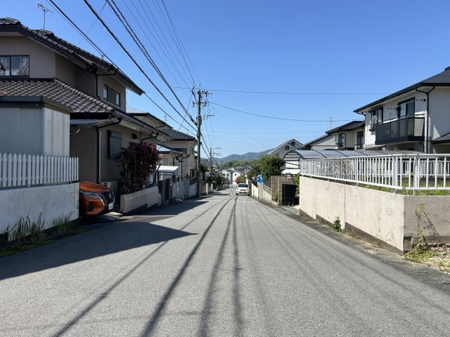 前面道路。坂道になっていますので、移動は車やバイク、電動自転車がよいでしょう。お子　様のボール遊びには注意です!