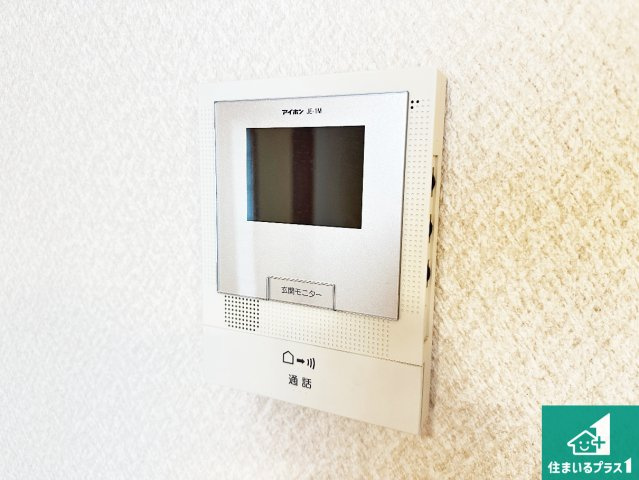 カラーモニターインターホン！声だけでなく来訪者の姿や顔がモニターで確認できるので、小さなお子様がいらっしゃるご家庭でも安心できます！