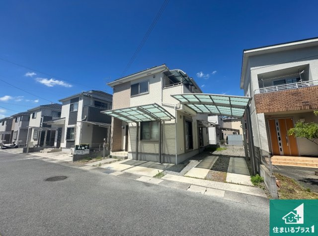 周辺は閑静な住宅街！前面道路広々で車の出し入れも便利です。駐車が苦手な方でも安心して車庫入れできます！