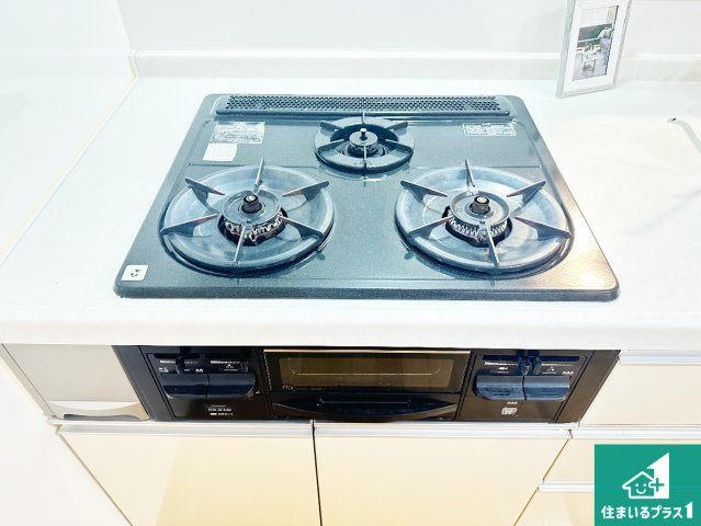 ダブル高火力Ｓｉセンサー付きコンロ！3口あるので、まとめて料理をする時も大活躍！