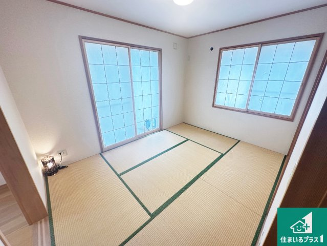 一室あると便利な和室は客間としてだけでなく、小さなお子様のプレイルームや食後のくつろぎスペースとしてもご利用いただけます。収納もついていますので大活躍間違いなし！