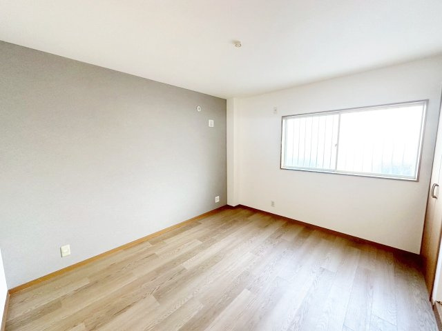 明るい光が射し込む寝室！スッキリした目覚めに♪