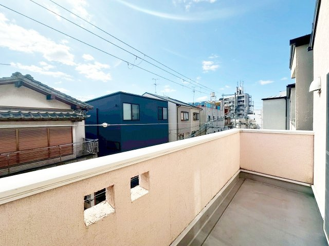 ゆったりしたバルコニーで洗濯物も良く乾きます♪