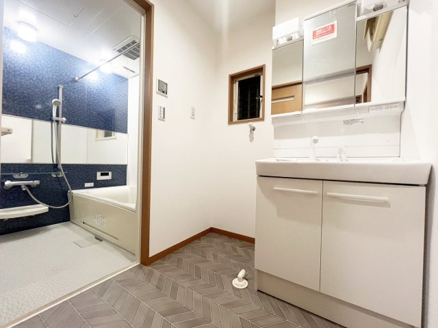 独立洗面台で朝の身支度もスムーズに♪