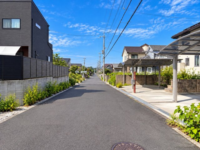 前面道路含む現地写真です