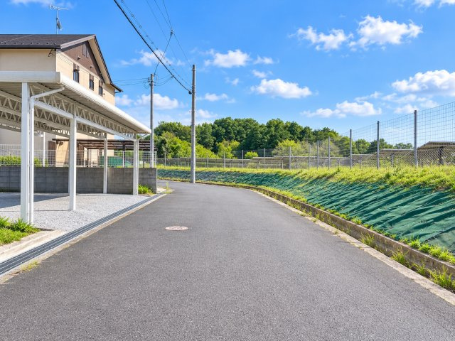 前面道路含む現地写真です