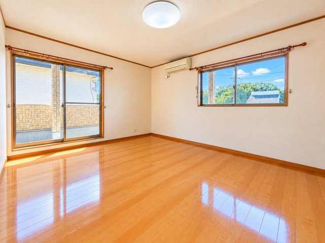 落ち着いた色調の洋室です