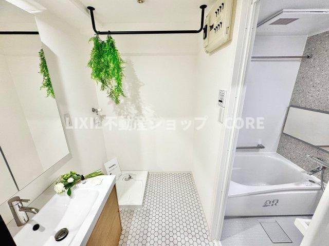 落ち着いた空間を演出するカラーと、ゆったり落ち着いてお使い頂ける広さが魅力のパウダールーム。